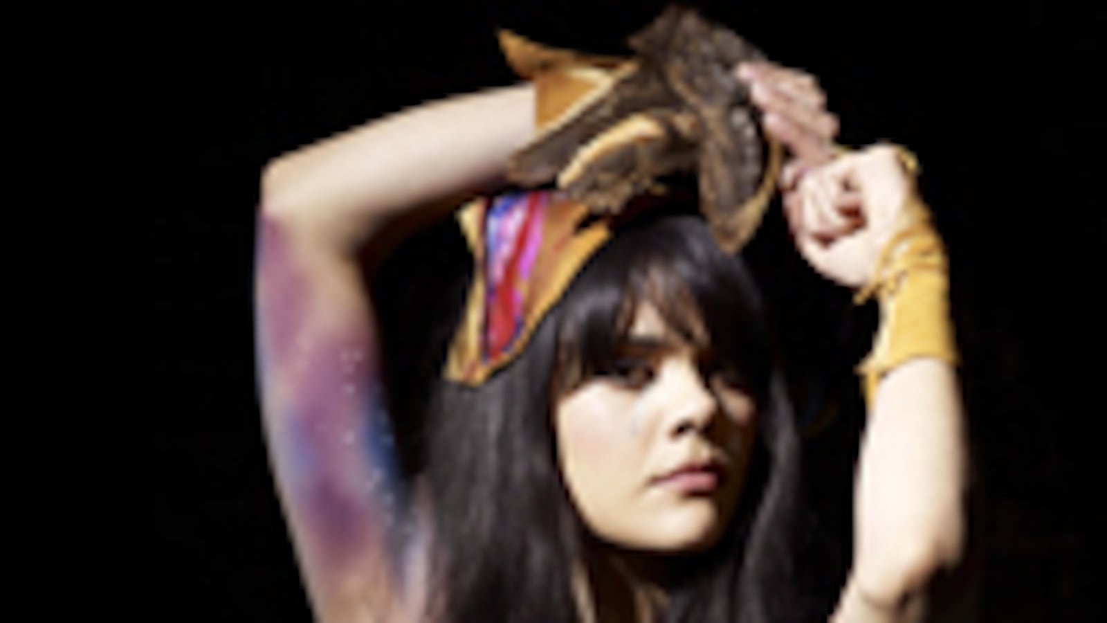 articles/2009/05/07/indie-rocks-bewitching-new-siren/syme-bat-for-lashes_25625_ihbs7q