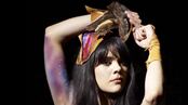 articles/2009/05/07/indie-rocks-bewitching-new-siren/syme-bat-for-lashes_25625_ihbs7q