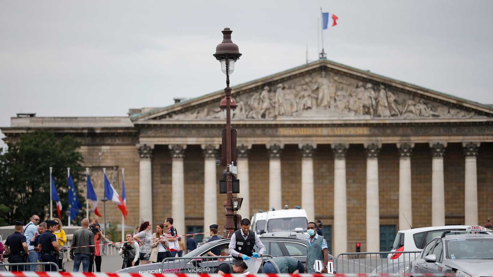 cheats/2015/07/26/police-fire-at-tour-de-france-car/150726-tour-cheat_tx37tf