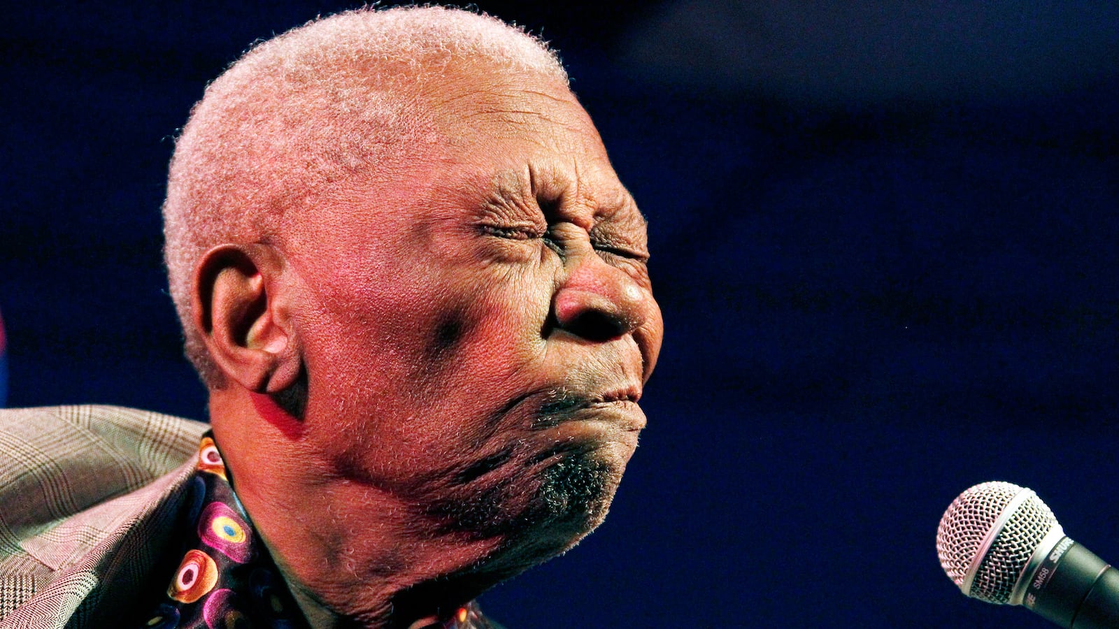 articles/2015/05/15/b-b-king-the-big-life-of-a-blues-giant/150515-mckie-bb-king-tease_hickj3