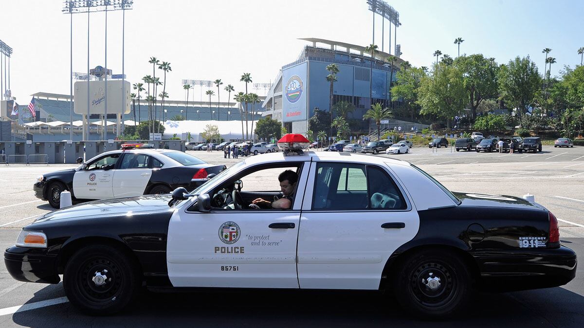 cheats/2012/04/24/tow-truck-dodges-l-a-police/los-angeles-police-chase-cs_pwhvio