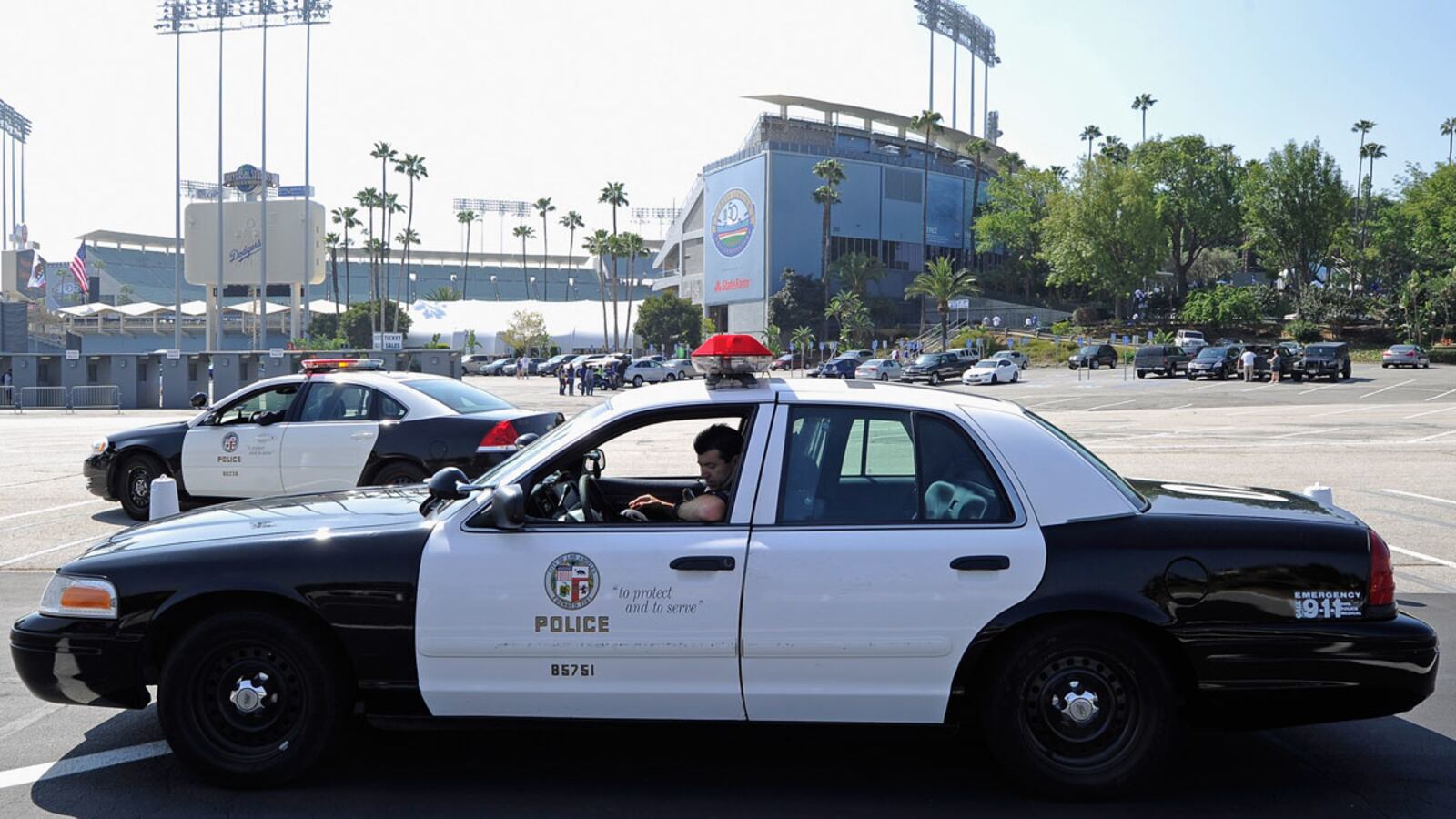 cheats/2012/04/24/tow-truck-dodges-l-a-police/los-angeles-police-chase-cs_pwhvio
