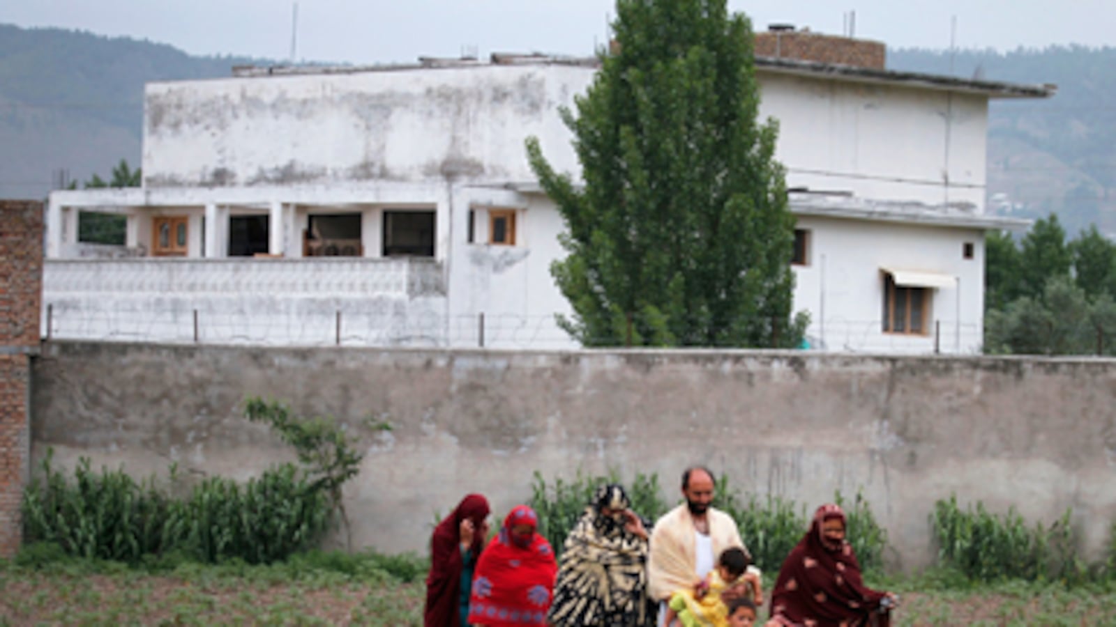 articles/2011/05/17/did-pakistan-really-know-about-osama-bin-ladens-hideout/schmidt-bin-laden-compound_181373_flkpgk