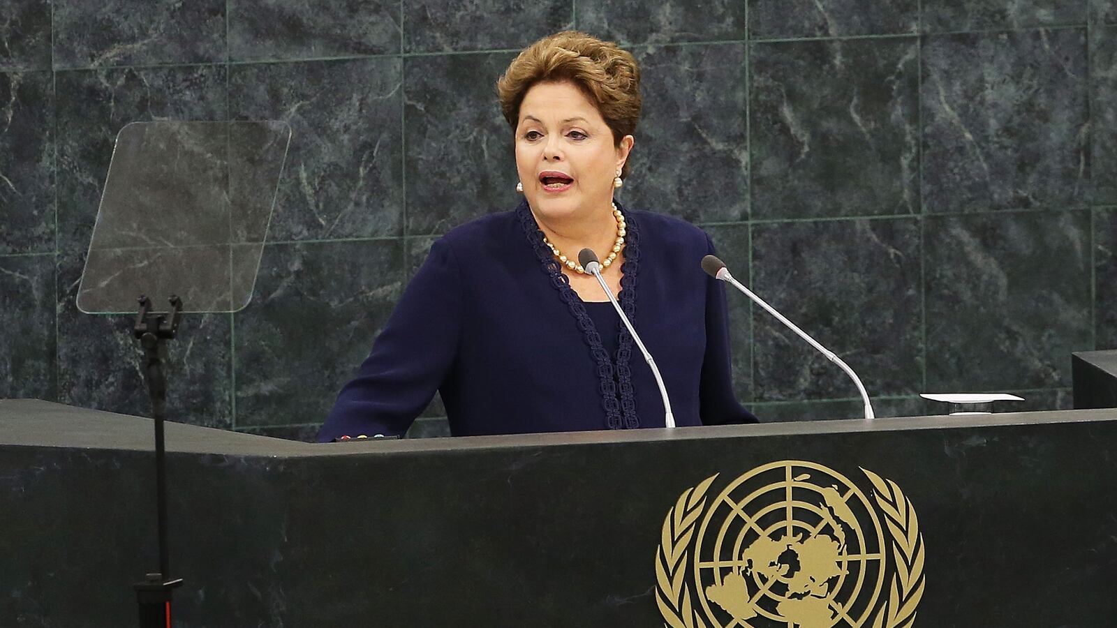 articles/2013/09/24/brazilian-president-slams-u-s-spying-in-front-of-the-whole-world/130924-UN-dilma-cheat_e8uxsr