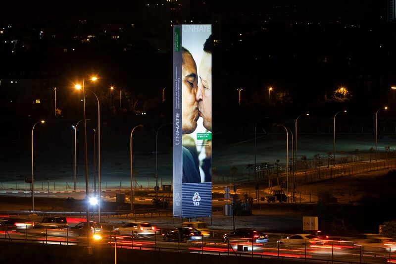 galleries/2012/11/19/awkward-obama-kisses-aung-san-suu-kyi-hillary-clinton-more-photos/obama-kissing-chaves_rndbak