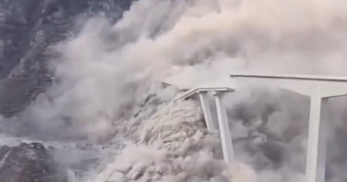 Brandneue Brücke in China stürzt wenige Monate nach ihrer Eröffnung ein