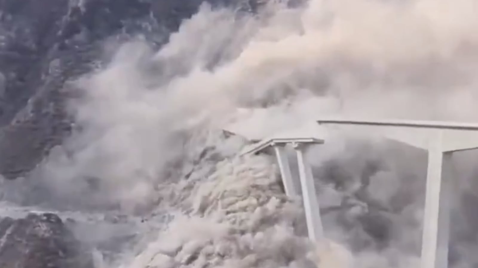 he 758-meter-long Hongqi Bridge, part of a national highway linking China’s interior to Tibet, was closed to traffic on Monday after police in the city of Maerkang noticed cracks forming on slopes and roads near the site.