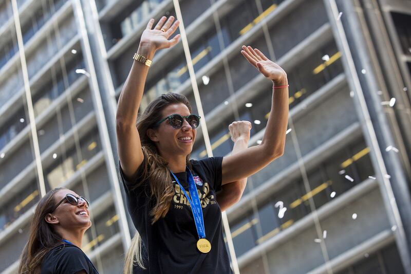 galleries/2015/07/10/u-s-women-s-soccer-team-become-the-first-women-in-the-canyon-of-heroes/150710-canyonofheroes-06_rk0nfa