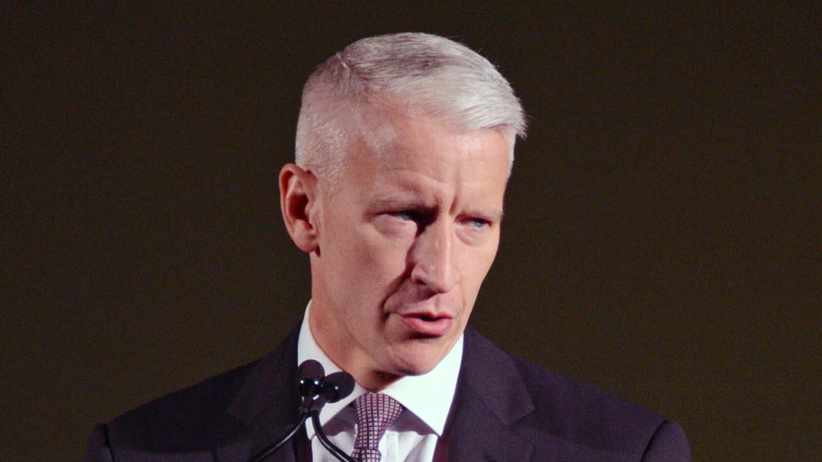 articles/2012/10/05/anderson-cooper-slams-star-jones-karl-lagerfeld-more-video/anderson-cooper-feuds-video-tease_c0nugb