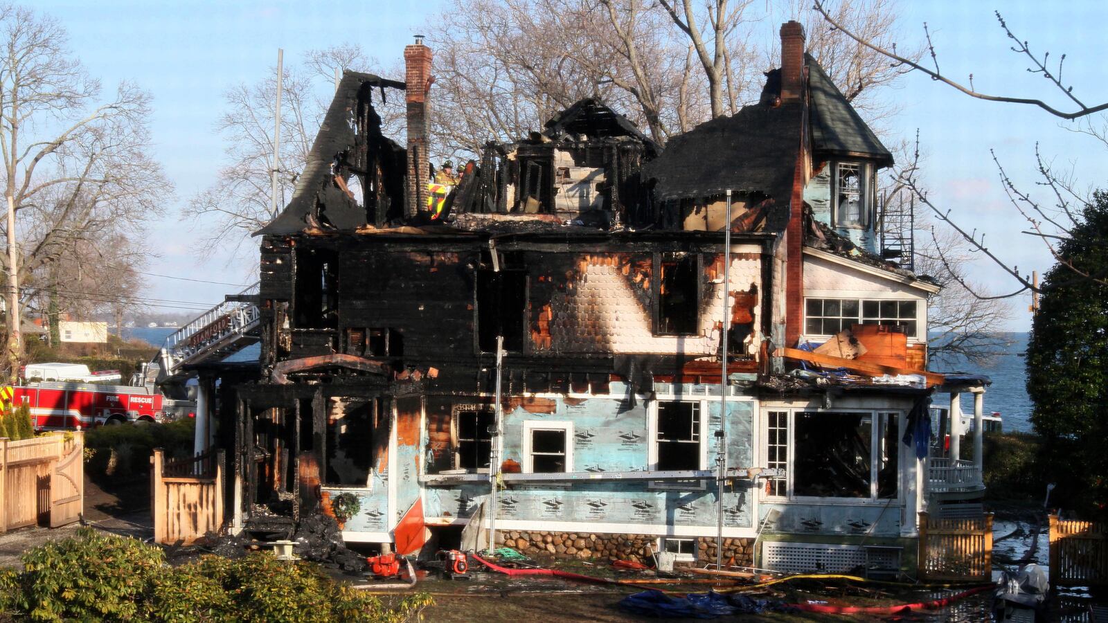 cheats/2012/12/03/for-badger-father-conn-fire-smolders/stamford-christmas-fire-anniversary-cheat_yjyouk