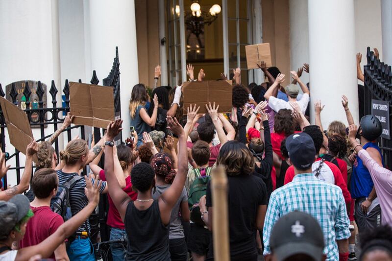 galleries/2014/08/16/beyondferguson-nationwide-protests-demand-justice-for-michael-brown-photos/140815-michael-brown-protests-10_s3vxl8