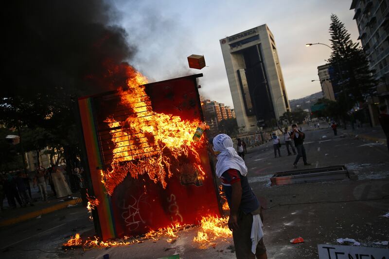 galleries/2014/02/14/venezuela-erupts-in-violence-photos/140310-venezuela1_vrmbbk
