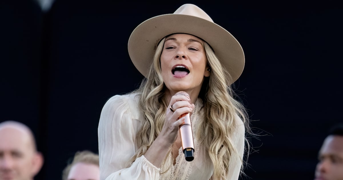 LeAnn Rimes ‘Panicked’ After Teeth Fall Out Mid-Performance