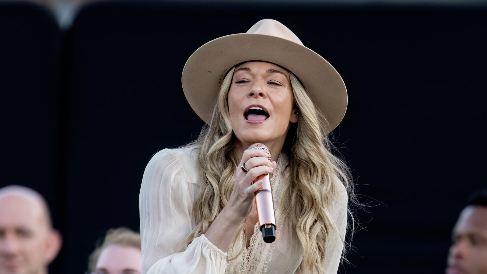 LeAnn Rimes ‘Panicked’ After Teeth Fall Out Mid-Performance