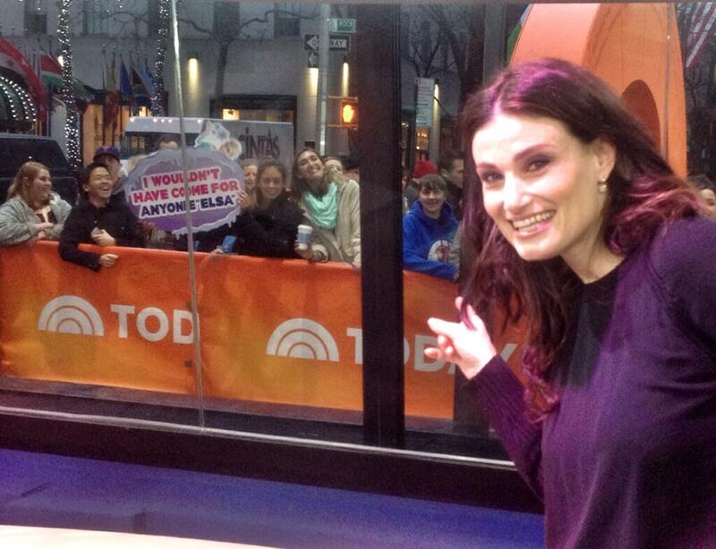 galleries/2014/04/06/jennette-mccurdy-kaley-cuoco-and-the-best-selfies-of-the-week/140404-selfies-idinamenzel_dieytn