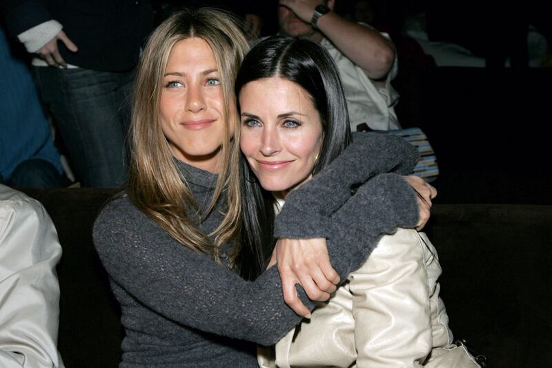 galleries/2012/01/05/craziest-celebrity-gifts/crazy-celebrity-gifts-aniston-cox_lgbtbq