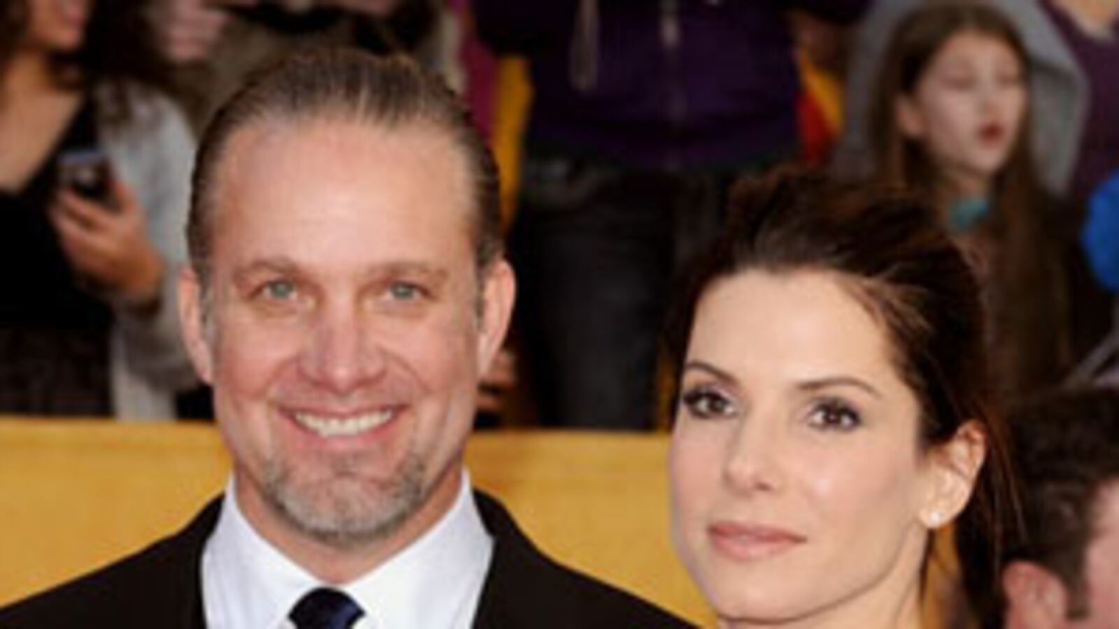 cheats/2010/04/28/sandra-bullocks-secret-adoption/movers-arrive-at-bullock-james-home_kxndxd