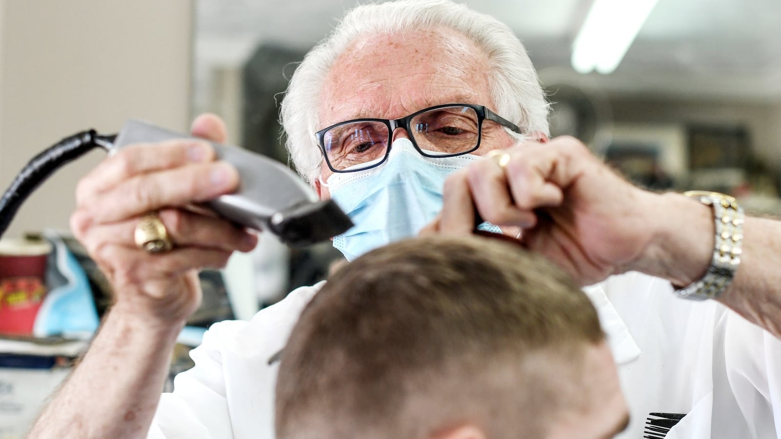 2020-05-06T164910Z_673607634_MT1USATODAY14287634_RTRMADP_3_KARL-MANKE-CUTS-THE-HAIR-OF-TIM-LUNDY-OF-OWOSSO-AT-THE_az2e6z