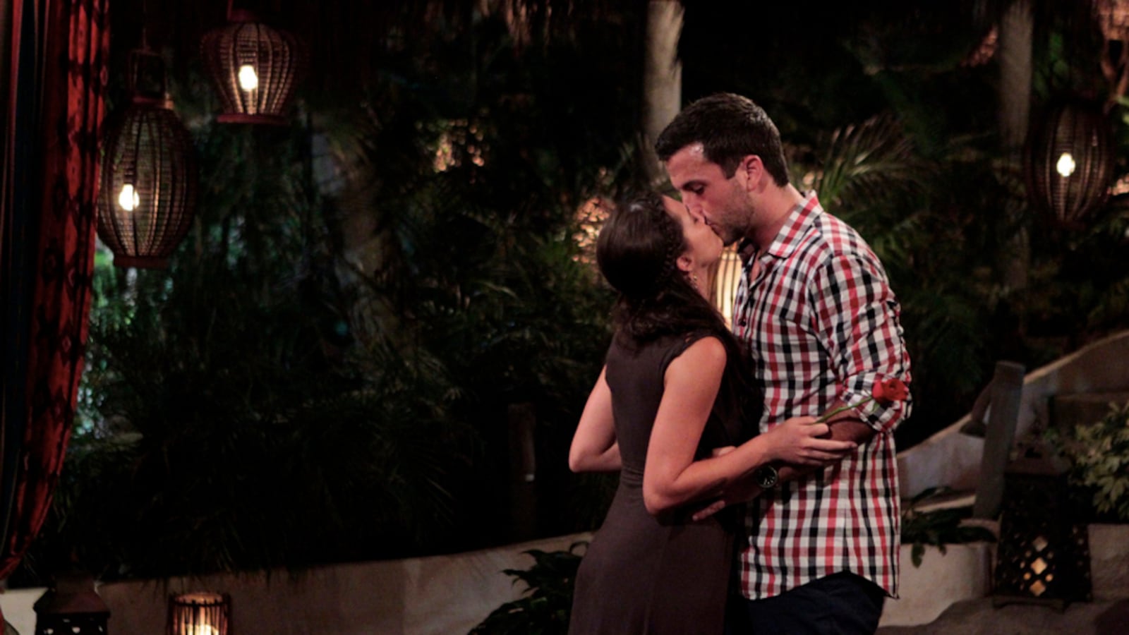 articles/2015/09/08/bachelor-in-paradise-finale-broken-promises-unlikely-couplings-and-a-marriage-proposal/150907-allen-bachelor-in-paradise_vpapu3