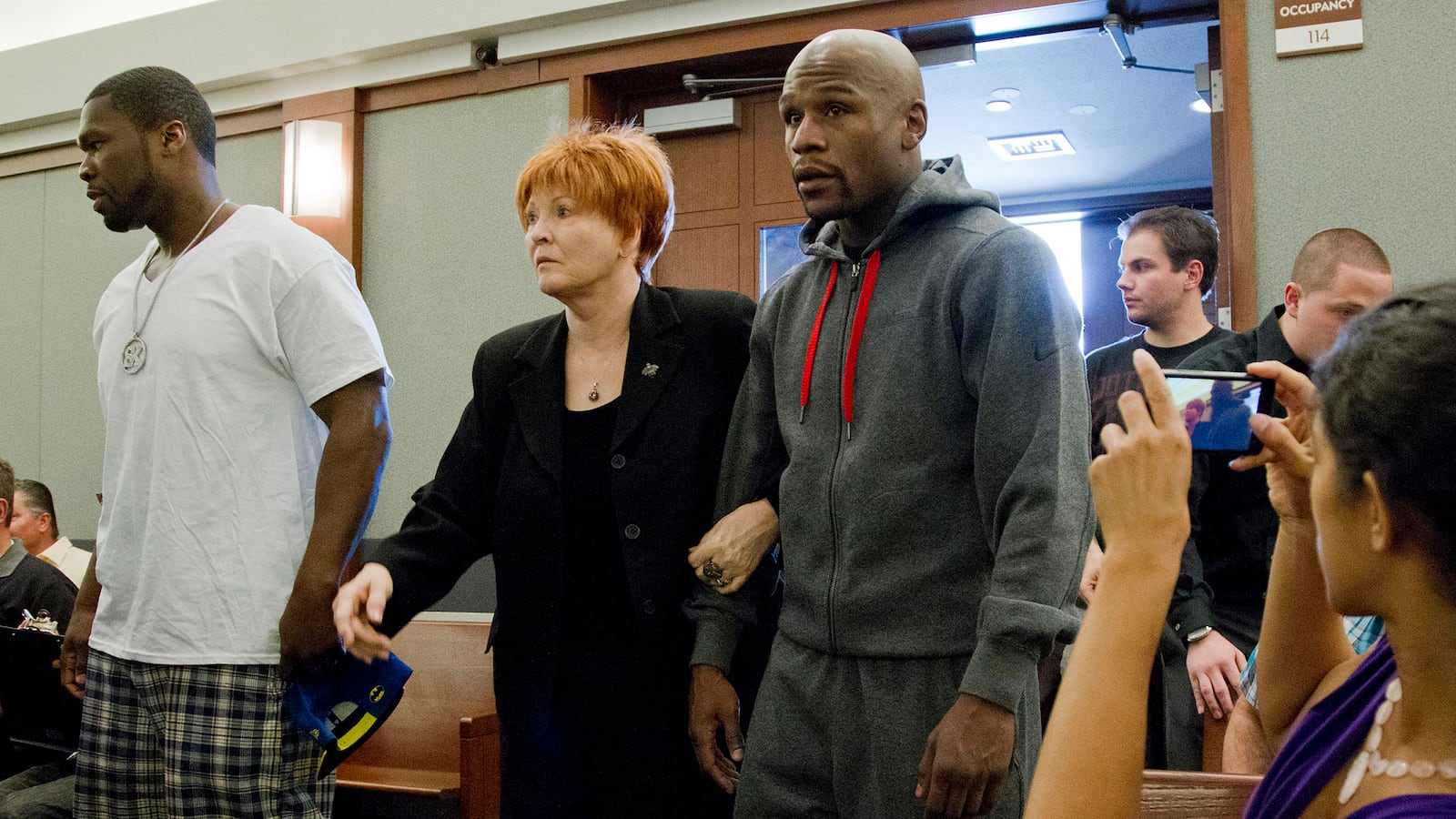 cheats/2012/06/02/floyd-mayweather-goes-to-jail/mayweather-jailed-50cent-cheat_wpltvj