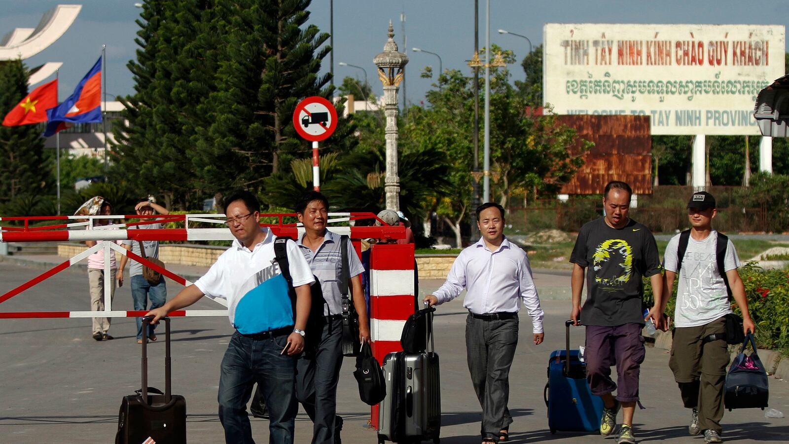 cheats/2014/05/19/china-evacuates-workers-in-vietnam/140519-vietnam-evacuation-cheat_anzp2g