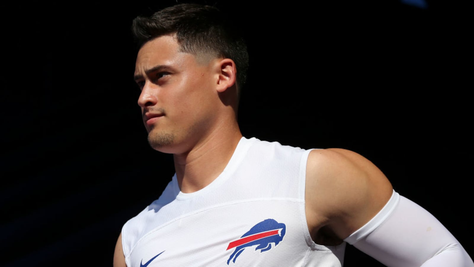 Matt Araiza runs in warmups wearing a Buffalo Bills’ sleeveless shirt.