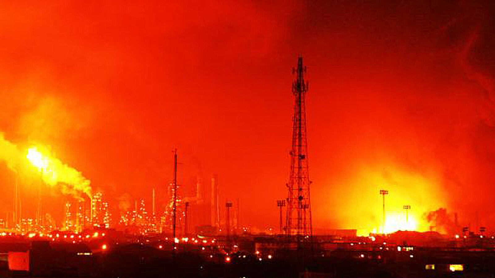 cheats/2012/08/25/19-killed-venezuelan-refinery-blast/venezuela-oil-refinery-fire-cheat_tlhg9l