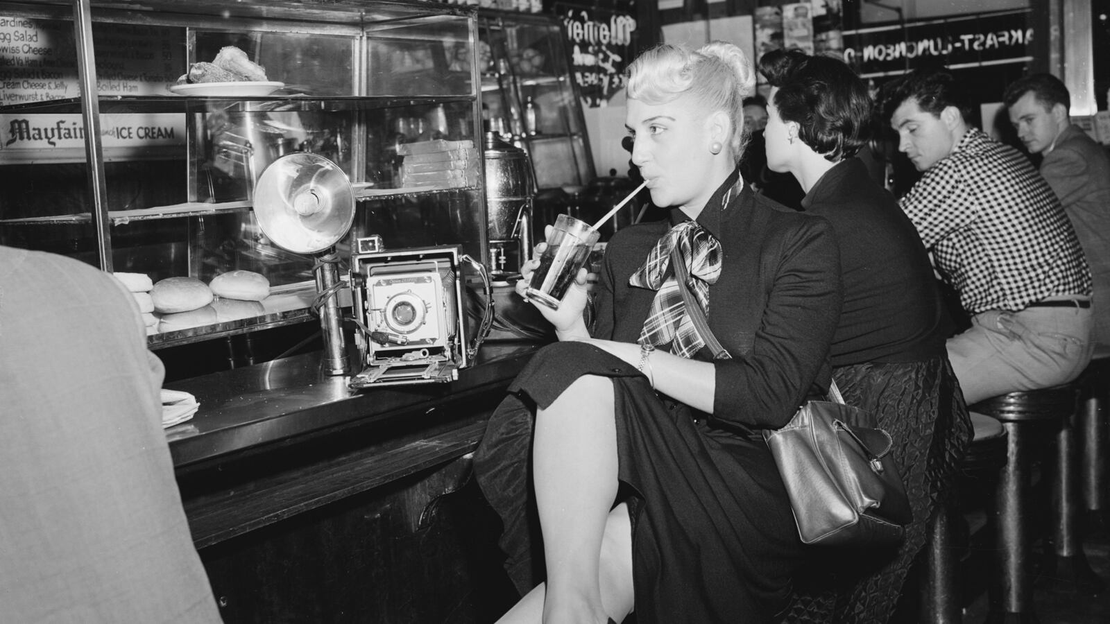 articles/2016/09/30/drinks-with-a-chaser-of-sexism/160929-Wondrich_female-Bartenders_tease_clrvrl