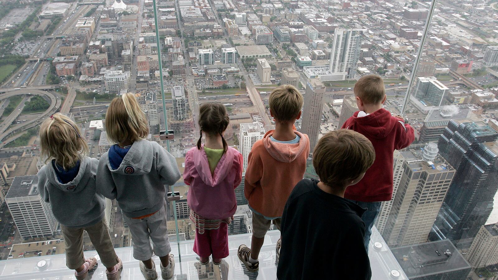 cheats/2014/05/30/willis-tower-glass-cracks-under-family/140530-willis-tower-cheat_tyaybx
