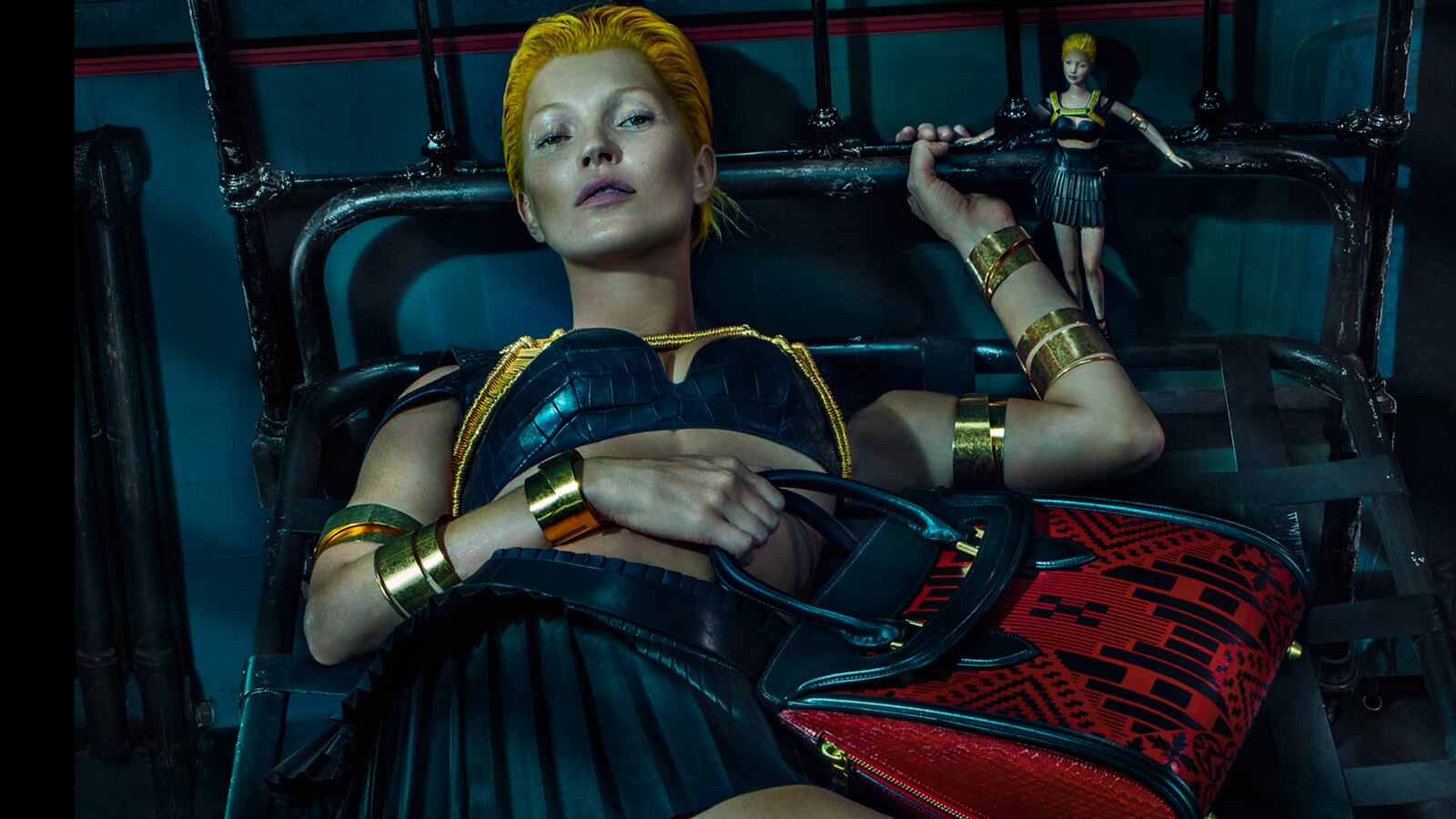 articles/2014/01/27/kate-moss-sinister-mcqueen-campaign-anne-hathaway-has-a-new-stylist/140127-kate-moss-mcqueen-cheat_qstqt0