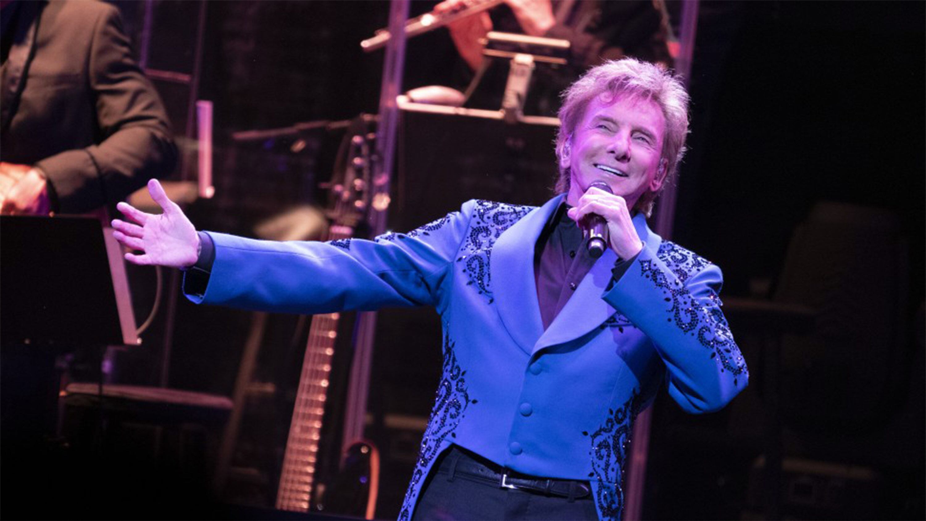 Barry Manilow on Broadway: ‘Who Could Ask for More?’ A Sea of Happy ...