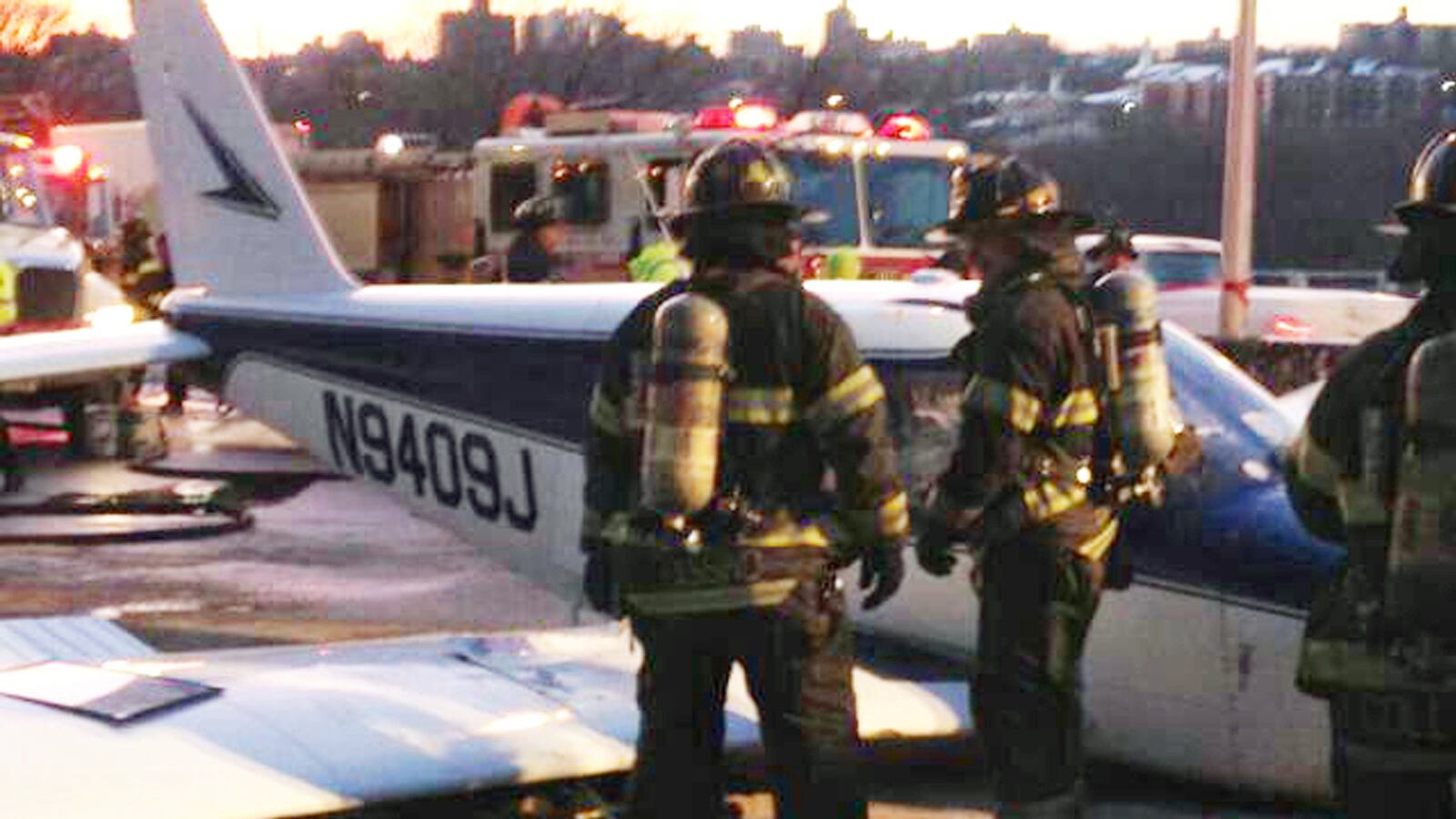 cheats/2014/01/05/plane-lands-on-nyc-highway/140105-plane-crash-bronx-cheat_kjivkv