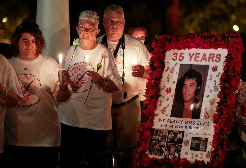galleries/2012/08/16/vigil-at-graceland-35th-anniversary-of-elvis-s-death-photos/elvis-vigil-rose-portrait_vz5viy