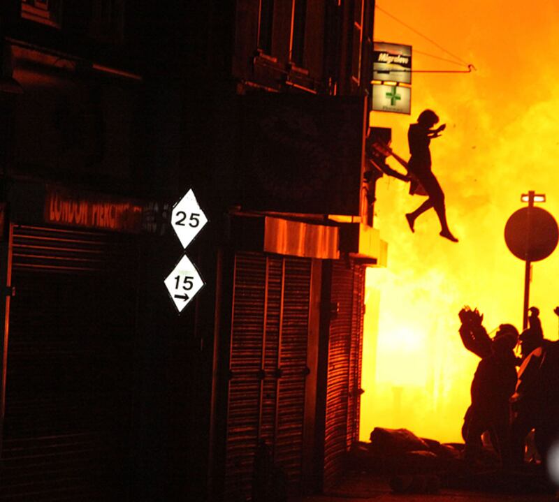 galleries/2011/08/09/photo-of-riots-across-london-and-united-kingdom/croydon-riots-jumper_ebtaxz