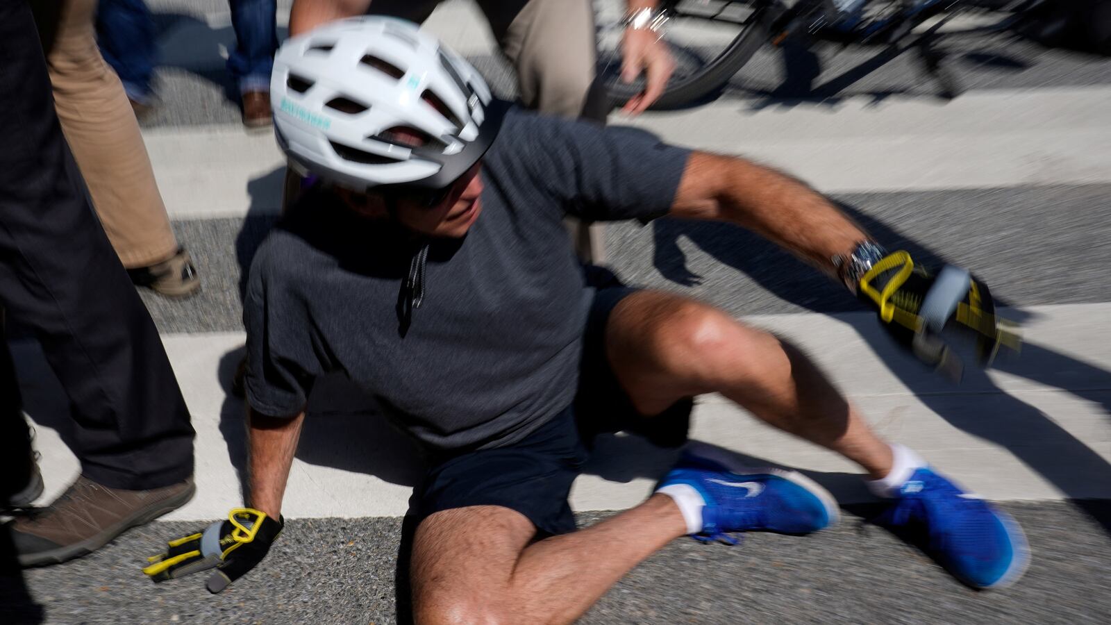 joe_biden_fall_yq2ccn