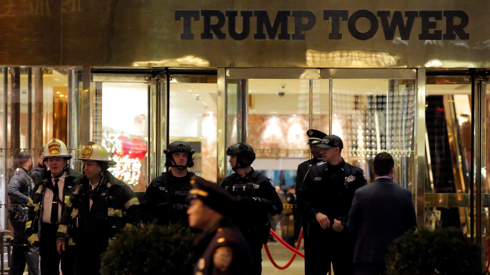 cheats/2016/12/27/bag-of-toys-shuts-down-trump-tower/161227-trump-tower-cheat_tzdxoi