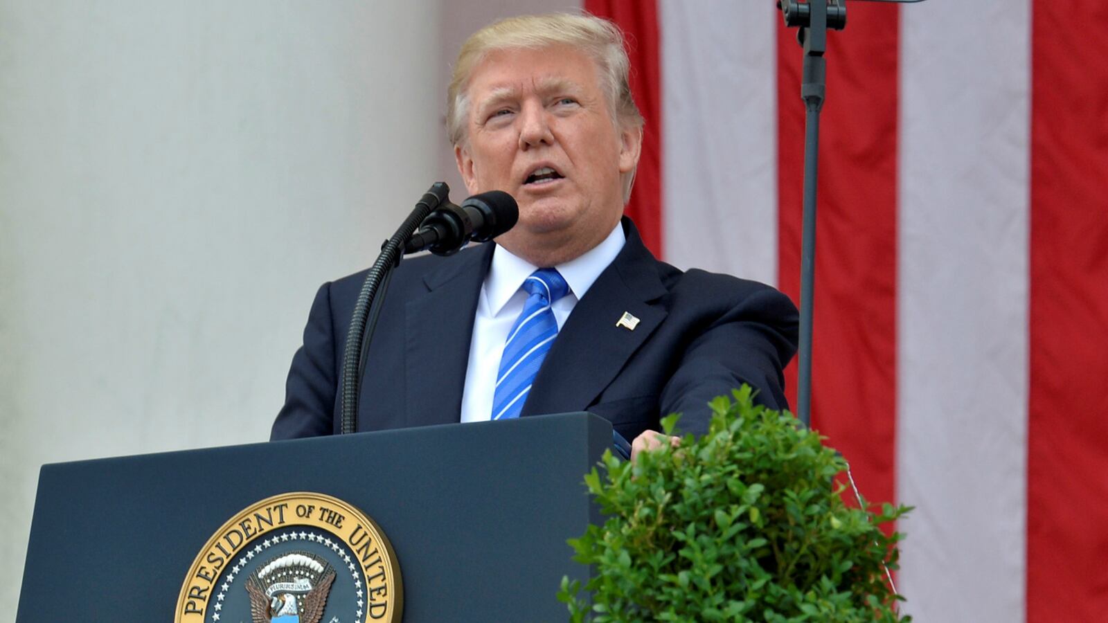 170529-trump-arlington_gwkenl