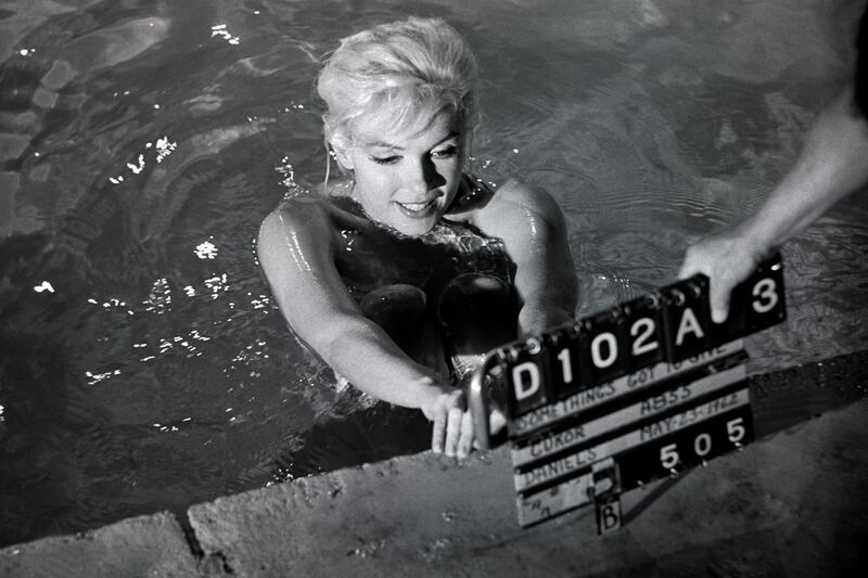 galleries/2012/05/31/marilyn-and-me-lawrence-schiller-s-photos-of-marilyn-monroe/schiller-marilyn-pool-slate_pkpmjx