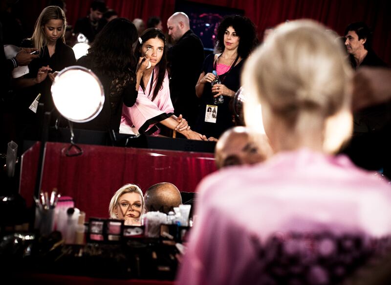 galleries/2010/11/10/victoria-s-secret-angels-photos-on-and-off-the-runway/victoria-secret-backstage---7_pordpr