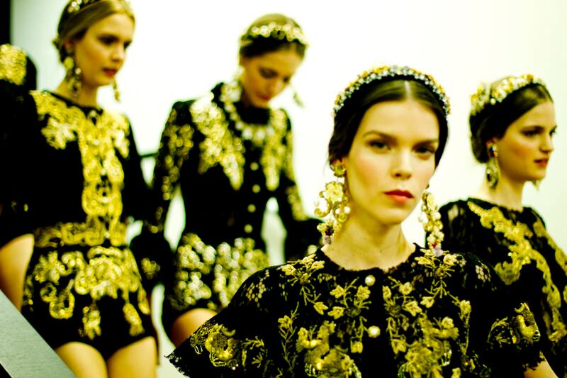 galleries/2012/02/27/versace-dolce-gabbana-prada-backstage-at-milan-fashion-week-fall-winter-2012-photos/milan-fashion-backstage-15_yonubj