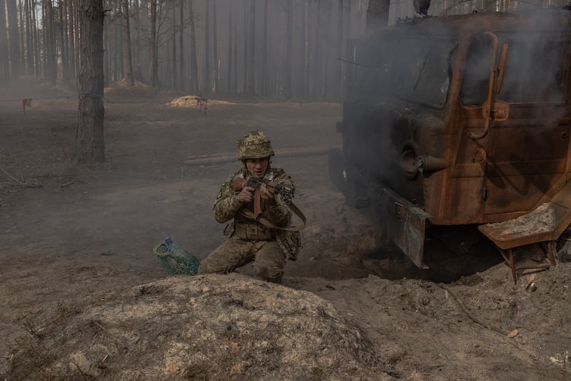 A Ukrainian soldier in training. Roman PILIPEY / AFP via Getty Images.