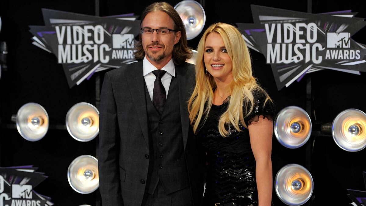 cheats/2011/12/16/britney-spears-engaged/britney-spears-engaged-cheat_wsfreu