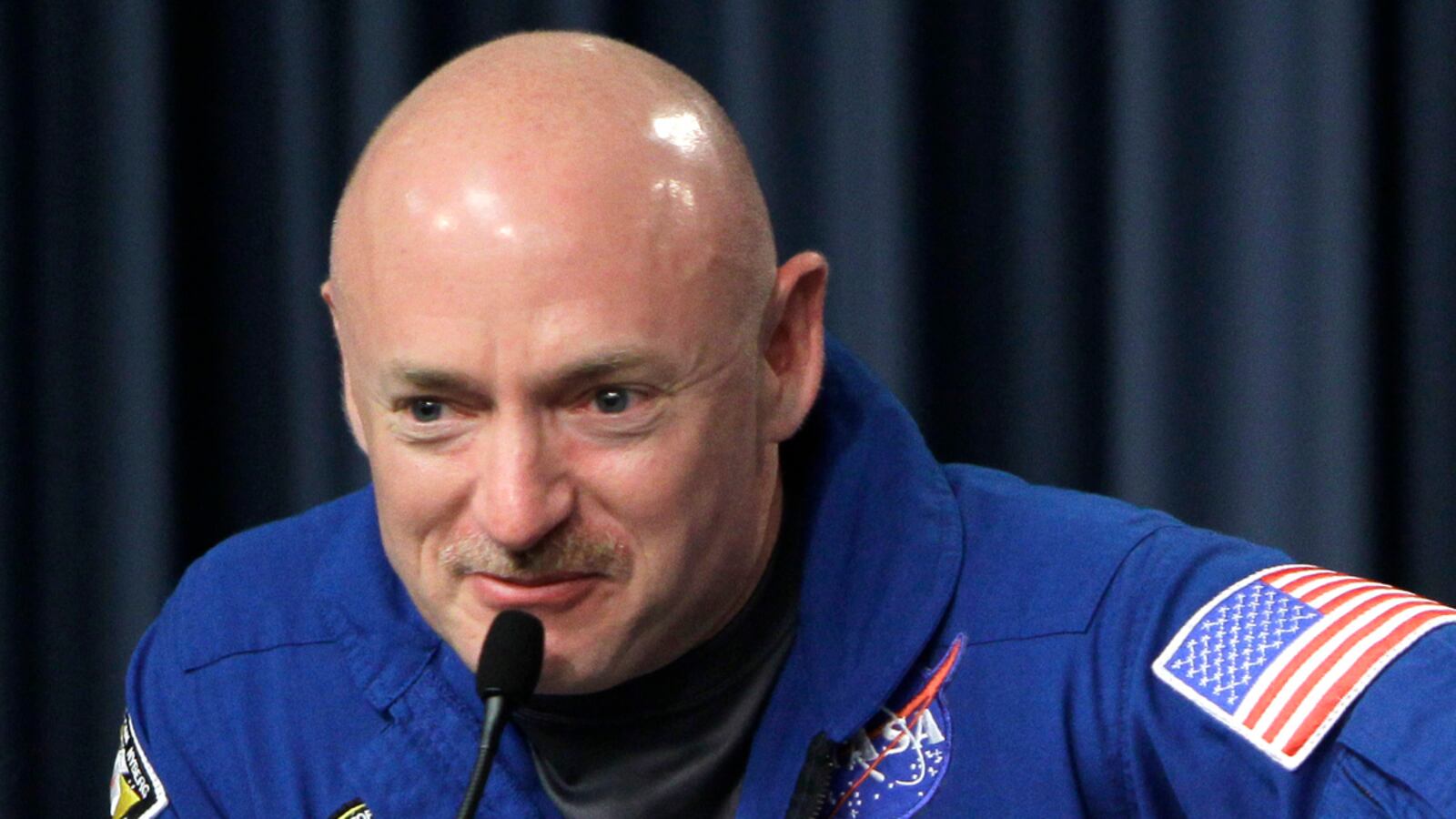 cheats/2011/06/21/mark-kelly-retires-from-nasa/mark-kelly-astronaut-retires-gabrielle-giffords-cheat_wnnado