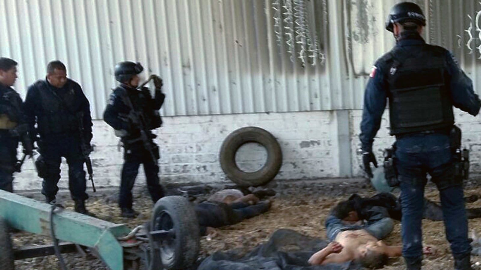 articles/2016/08/27/mexican-cops-killed-dozens-from-the-sky-then-framed-the-victims/160826-Lipp-Mexico-Police-slaughtering-tease_sfufoi