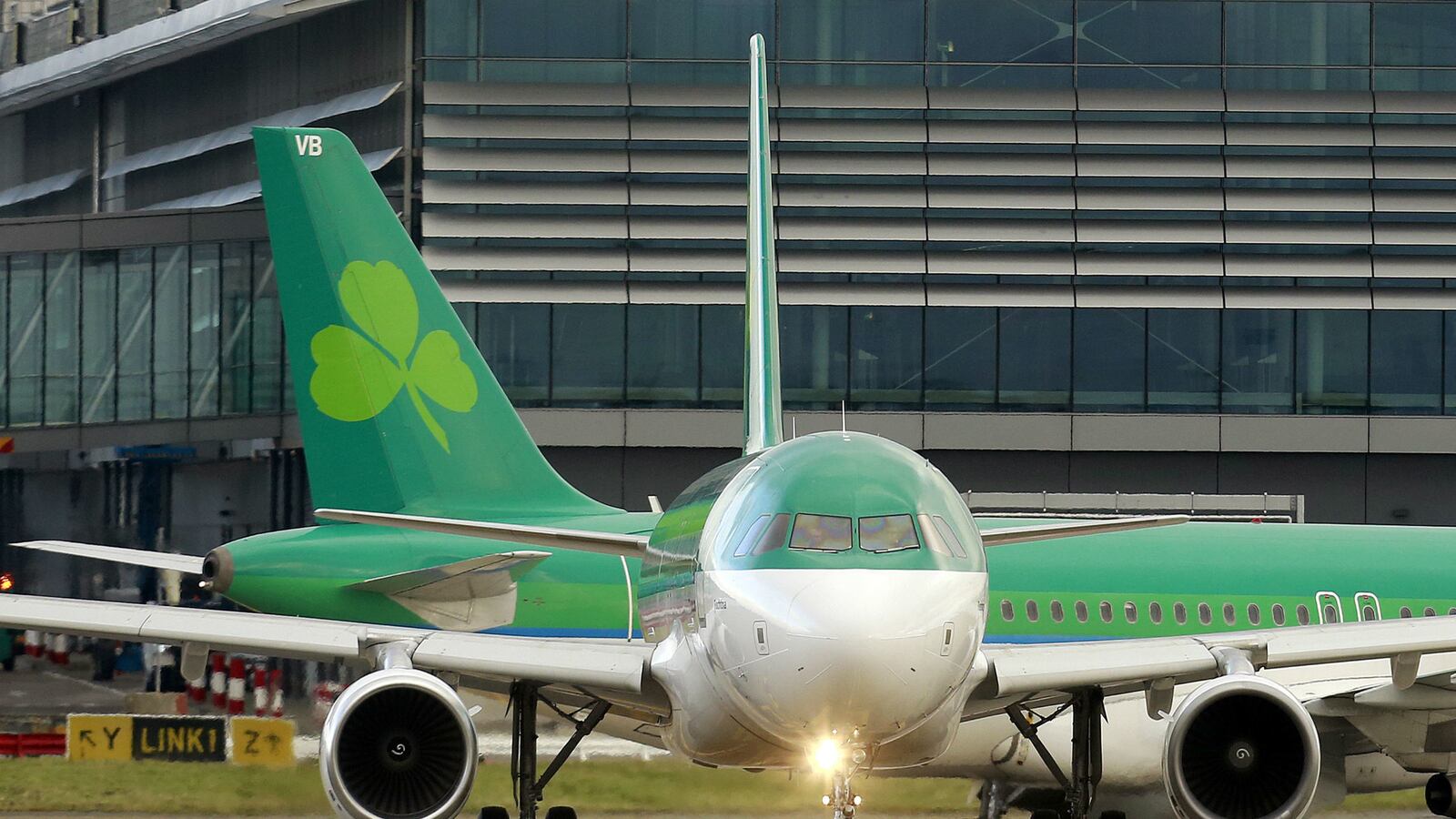 cheats/2015/10/18/man-dies-on-plane-after-biting-passenger/151018-aer-lingus-man-dies-bites-passenger-cheat_dnksir