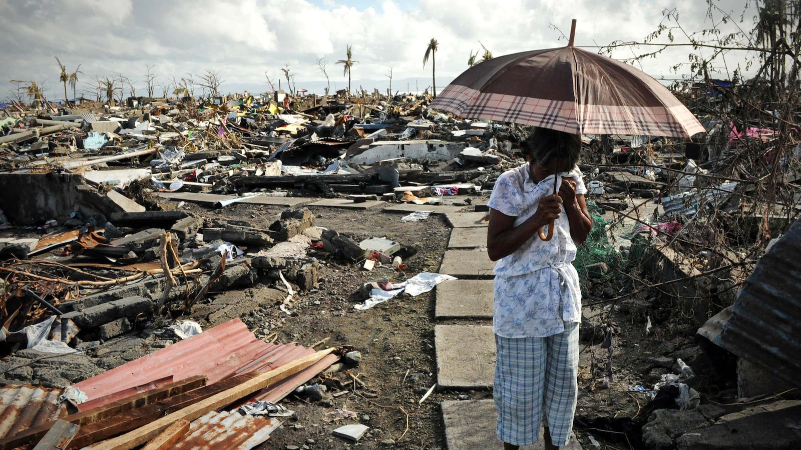 articles/2013/11/15/who-s-giving-to-the-philippines-and-who-isn-t/131115-zadrozny-typhoon-haiyan-tease_kfq1p5