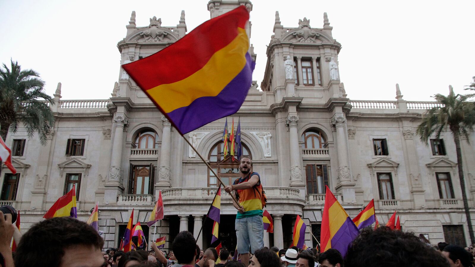 cheats/2014/06/03/thousands-protest-spanish-monarchy/140603-spain-cheat_ukbm8q