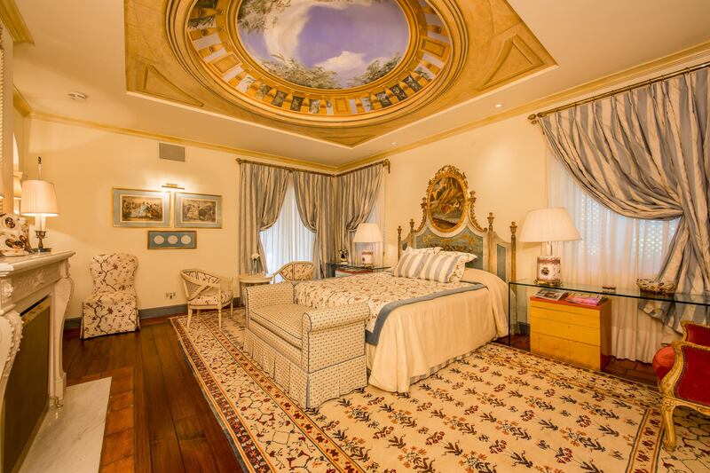 galleries/2014/08/30/omg-i-want-this-house-beverly-hills-photos/140829-omg-house-hacienda-dela-paz-9_ft3p3r