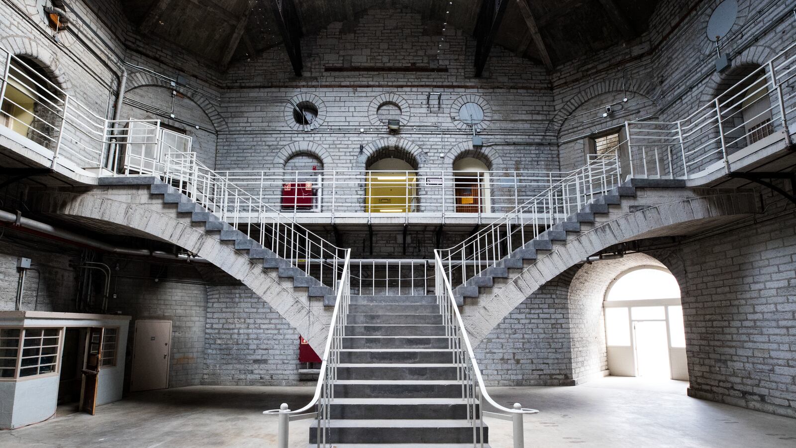 190410-bain-prison-tour-tease_rmo13l