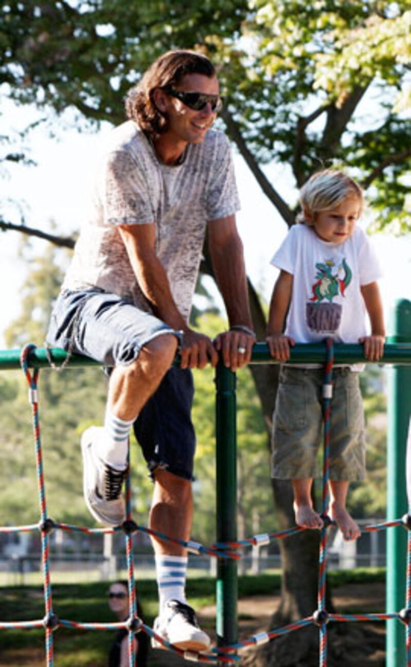 galleries/2010/06/18/celebrity-fathers/celebrity-dads---rossdale_uupdnx